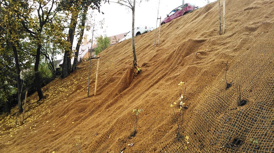 Siatka kokosowa na skarpie, która nie została odpowiednio przygotowana przed montażem